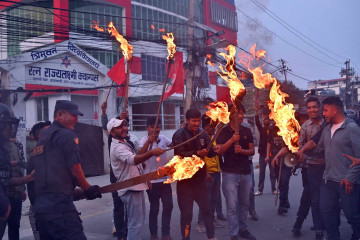 काठमाडाैंमा नेविसंघले जलायाे गृहमन्त्री लामिछानेकाे पुत्ला (तस्वीरहरू)